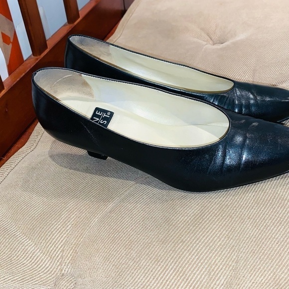 Nine West Black Leather Pumps. - Picture 4 of 15